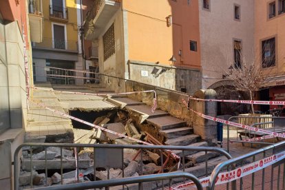 Els bombers van sanejar i perimetrar la zona de les escales i l’accés des del carrer Major.