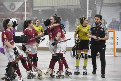 Luchi Agudo protesta a l'àrbitre mentre les jugadores del Fraga celebren el gol de l'empat.