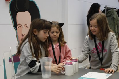 Nenes de Lleida van participar ahir en un taller per conèixer la figura de grans dones científiques.