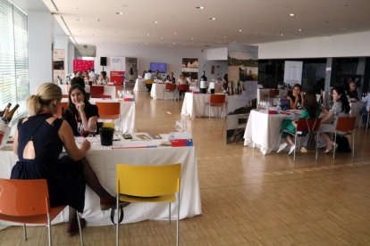 Cellers catalans i espanyols i representants d'empreses poloneses i txeques importadores de vins i caves en la 17a edició de l'Internacional Wine Business Meetings a la Llotja de Lleida.