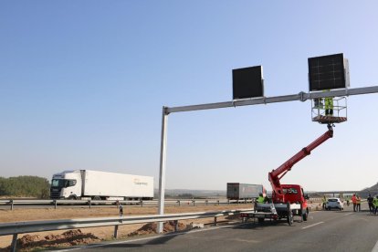 El nou sistema antiboira que s'està instal·lant a l'AP-2, entre les Borges Blanques i Juneda