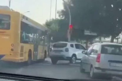 Un coche circula por la acera en Lleida para saltarse un semáforo en rojo