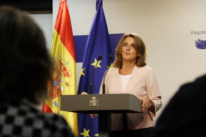 La ministra de Transición Ecológica del gobierno español, Teresa Ribera, durante la rueda de prensa posterior al consejo extraordinario de energía celebrado en Bruselas