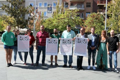 L'alcalde de Lleida, Miquel Pueyo i el regidor de Festes de la Paeria, Ignasi Amor, amb l'autor del cartell i representants d'entitats, durant la presentació de les Festes de la Tardor 2022