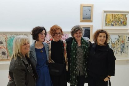 Algunas de las mujeres artistas participantes en la exposición ‘Art-Dones-Visualització’ en Indecor.