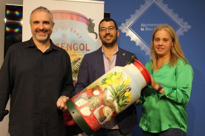 L'alcalde de la Seu d'Urgell, Francesc Viaplana, la tinent d'alcalde de Promoció Econòmica, Mireia Font, i el vicealcalde urgellenc, Jordi Fàbrega, presentant la programació de la Fira de Sant Ermengol.