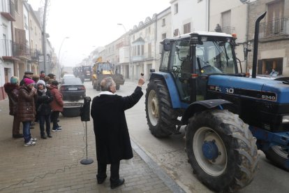 Tradicional bendición de tractores ayer por la mañana en la celebración de los Tres Tombs en Vallfogona de Balaguer. 