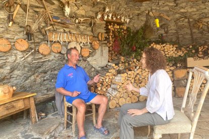 Pepito de casa Coté, un dels protagonistes, xarra amb Laia Rissech en una casa de Farrera.