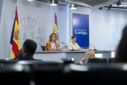 La vicepresidenta tercera i ministra per a la Transició Ecològica i el Repte Demogràfic, Teresa Ribera (esquerra), i la portaveu del Govern espanyol, Isabel Rodríguez, en la roda de premsa posterior a la reunió del Consell de Ministres.