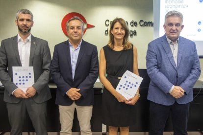 Els presidents de les cambres al costat dels responsables de l’informe en la presentació a Tàrrega.