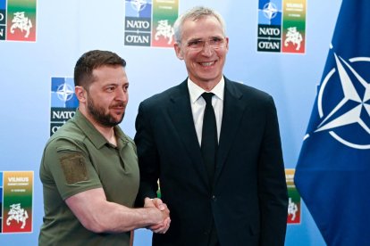 Volodímir Zelenski y Jens Stoltenberg, ayer durante la cumbre.