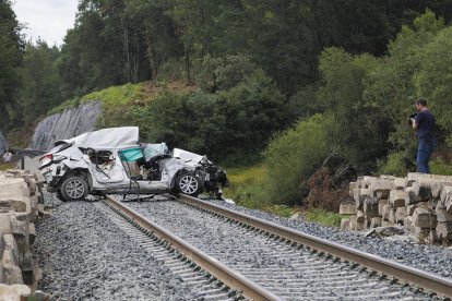 Un mort i 2 ferits greus després d'arrossegar un tren el seu cotxe a Lugo