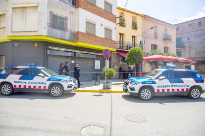 Agentes de los Mossos el lunes en la plaza Manuel Bertrand. 