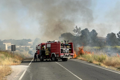 Una dotació de Bombers a l’incendi d’ahir.