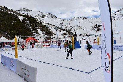 Un dels partits que es van disputar ahir a l’estació de Boí Taüll.