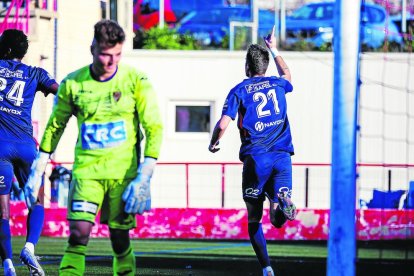 Valcárcel celebra un dels seus dos gols en el partit.