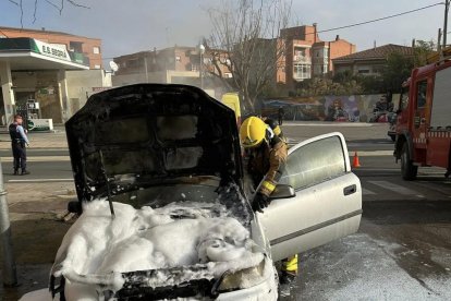 El foc va afectar especialment la part del motor del vehicle.