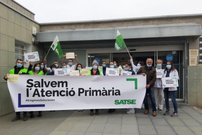 Imatge d’arxiu d’infermers i fisioterapeutes protestant davant el CAP de la Bordeta.