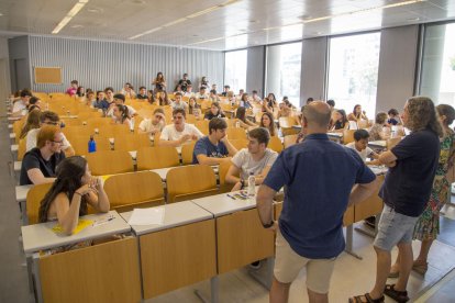 Alumnos en la UdL escuchando las instrucciones antes de iniciar las pruebas de selectividad.