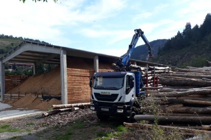 La llenya, com la que venen en aquesta empresa de la Seu d’Urgell, també es beneficiarà de la rebaixa.