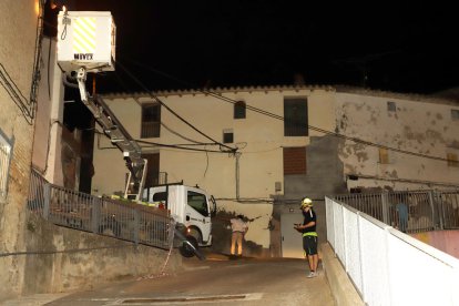 Tècnics de la companyia elèctrica ahir a la nit treballant a la zona afectada.