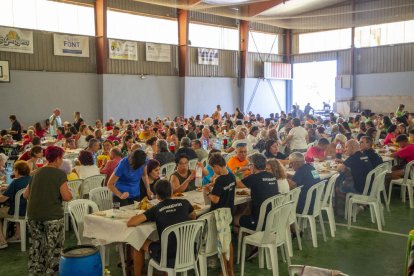 El dinar popular de Maials va reunir centenars de veïns al pavelló per acomiadar sis dies de festes.