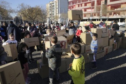 El 2019, alumnes i pares van 'construir' l'institut amb capses de cartró a tall de reivindicació.