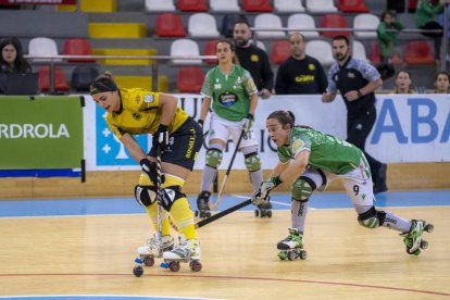 Vale Fernández marxa d’Alba Garrote en una acció del partit d’ahir.