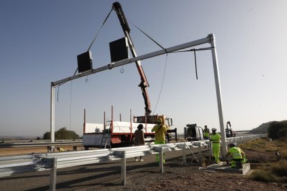 La instalación de uno de los pórticos con señales luminosas en la AP-2 a su paso por Les Garrigues