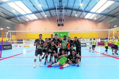 Els jugadors i l’entrenador del Balàfia Vòlei celebrant ahir la victòria.