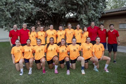 La plantilla del Lleida Handbol va començar ahir els entrenaments de pretemporada a les instal·lacions de l’Inef.