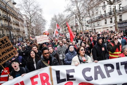 Milers de manifestants van recórrer ahir els carrers de París.