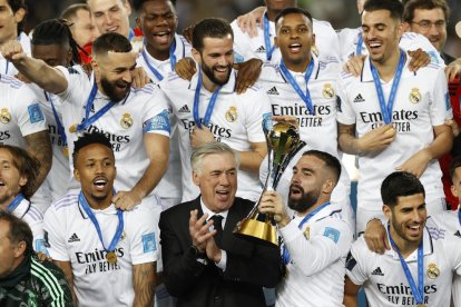 Els jugadors del Madrid aixequen el títol al costat d’Ancelotti.