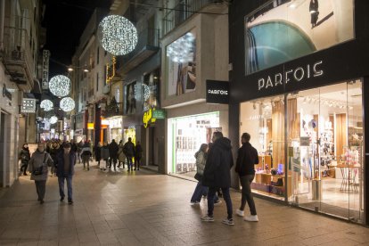 Más paseantes que clientes  -  Por la mañana, muchas personas caminaban por el Eix, pero la gran mayoría no llevaba bolsas, solo salieron a pasear. El “miedo” que había en ese momento entre los comerciantes era que la final del Mundial deja ...