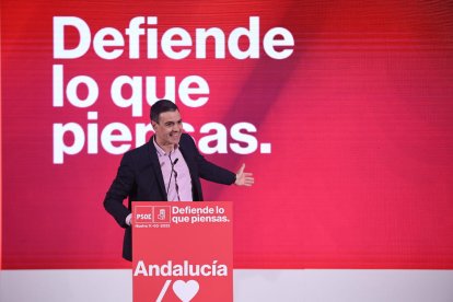 Pedro Sánchez, ahir, amb el lema de campanya del PSOE.