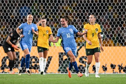 Ella Toone celebra el gol que va marcar davant d’Austràlia i que va ajudar a classificar Anglaterra per a la final de diumenge.