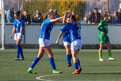 Andrea Gómez, goleadora ayer, y Gema Arrabal celebran el triunfo delante del Deportivo después del silbato final, que servía para romper la racha del AEM de dos derrotas consecutivas.