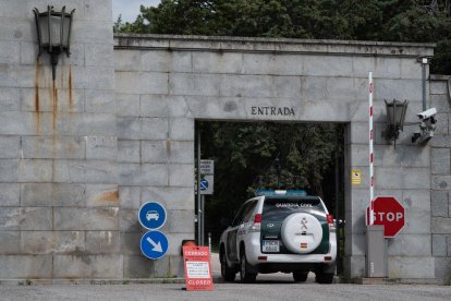 Un vehículo de la Guardia Civil, ayer en el Valle de Cuelgamuros. 