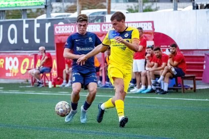 Bayona, del Atlètic Lleida, y Verdés, del Tàrrega, luchan por un balón.