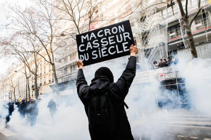 Un manifestant porta una pancarta contra Emmanuel Macron a les protestes d’ahir a París.