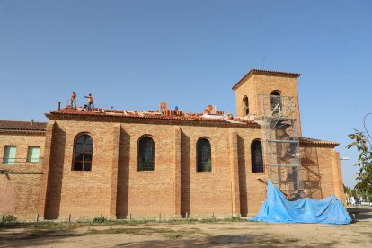 Les obres a la teulada de l’església van començar aquesta setmana i s’allargaran durant un mes.