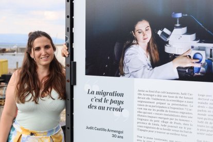 Judit Castillo Armengol, al costat de la fotografia sobre la seua experiència a l’exposició a Ginebra.