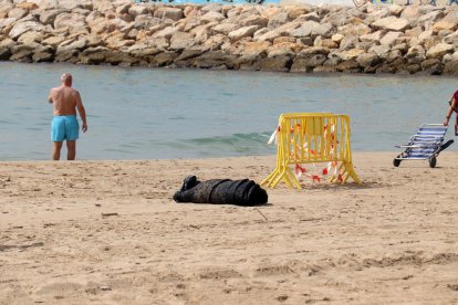 El cuerpo sin vida encontrado en la playa de Roda de Berà sería el de una niña de unos seis meses