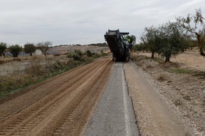 Les obres per convertir en camí de terra la pista que uneix Castelldans amb Cervià.