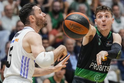 El verdinegro Kyle Guy intenta pasar el balón ante la defensa de Rudy Fernández.