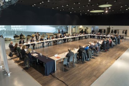 Taula del Consell de Ciutat celebrat ahir a la Llotja.