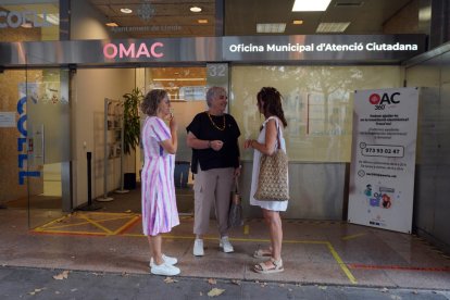 Carme Valls, entre dos responsables de l’OMAC.