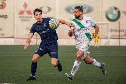 Soldevila intenta controlar una pilota davant de la pressió d’un jugador del Turó Peira.