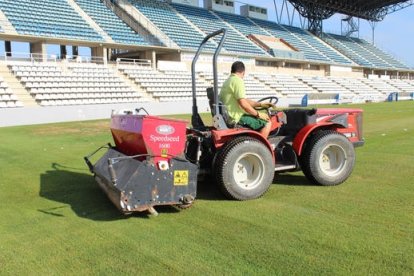 Imagen de archivo de un operario trabajando en el estadio.