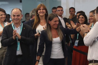 La candidata de Junts, Míriam Nogueras, acompanyada de la presidenta del partit, Laura Borràs, i del secretari general, Jordi Turull, en una imatge d'arxiu.